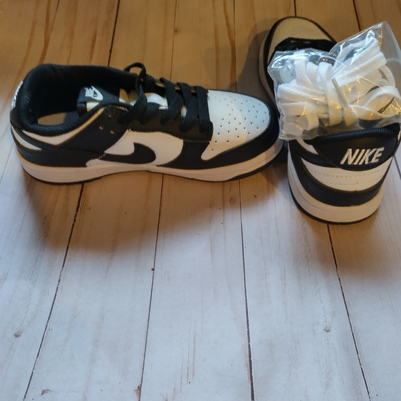 Kids tennis ahoes
